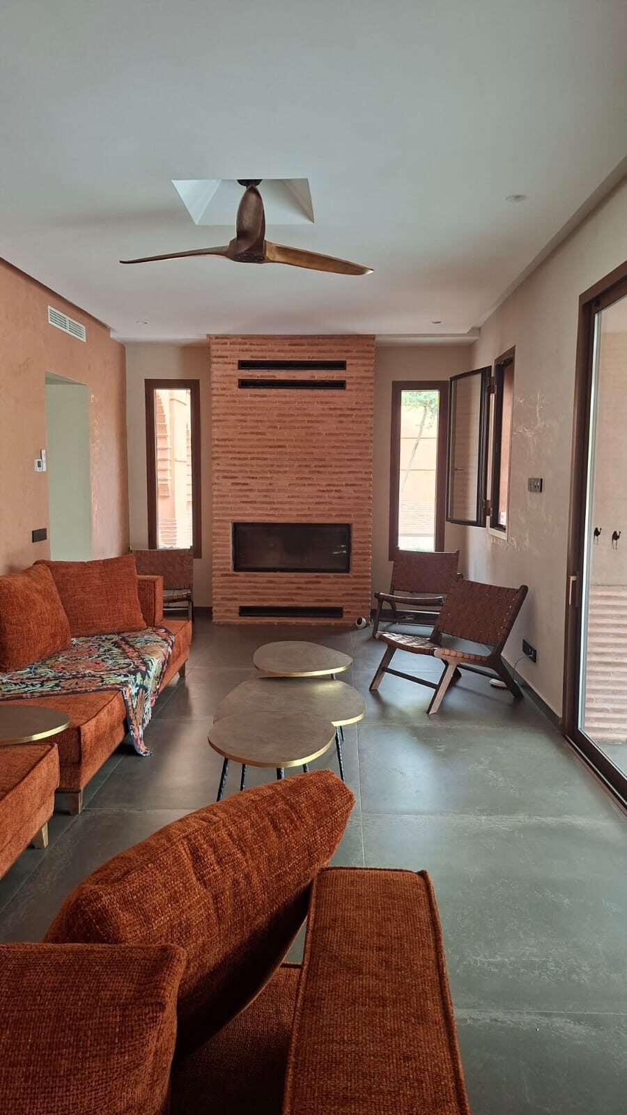Cheminée à foyer fermé vitré dans un salon en tadelakt à Marrakech